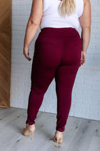 Load image into Gallery viewer, Magic Skinny 28&quot; Pants in Wine
