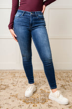 Load image into Gallery viewer, Judy Blue Skylar Mid Rise Thermal Vintage Skinny Jean
